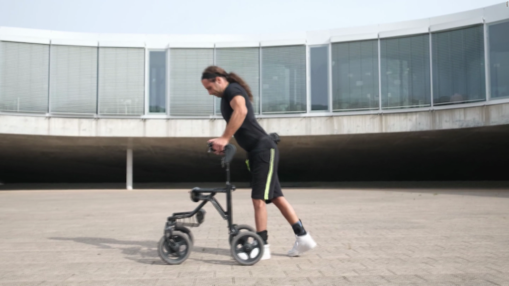 Hombre paralizado vuelve a caminar gracias a implante