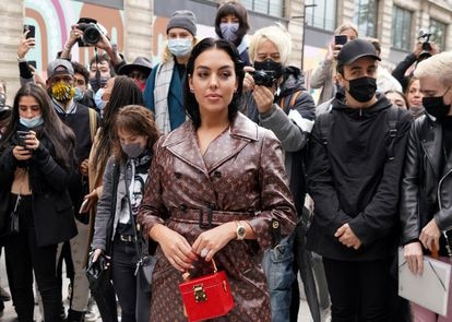 Georgina Rodríguez, a su llegada a un desfile de Louis Vuitton en París.
