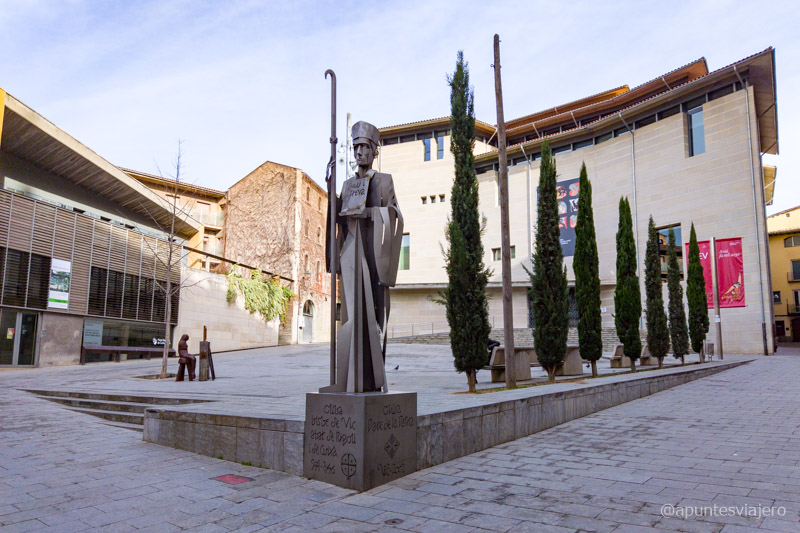 Museu Episcopal de Vic y estatua del Abat Oliba